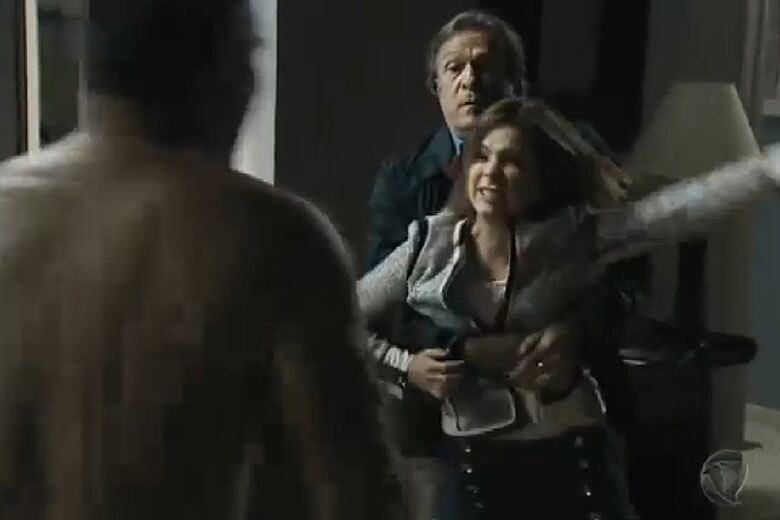 Adriana tenta atacar Geraldo e depois avança
contra Soraya. Furiosa, ela precisa ser segurada pelo detetive, enquanto o
fotógrafo registra a cena

+ Assista aos melhores momentos de Plano Alto desta terça-feira (14)



