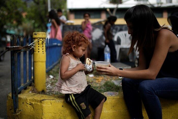 Uma enquete realizada no final do ano passado pelo instituto Ratio/Ucab mostra que 68,3% dos venezuelanos precisaram pedir dinheiro emprestado para comprar comida, 30% ganhou alimentos de presente, 8% reconhece que já comeu comida do lixo e 5% já pediu comida nas ruas