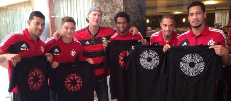 Para se desculpar com jogadores, Chad levou camisetas do Red Hot Chili Peppers ao CT do Flamengo na Gávea
