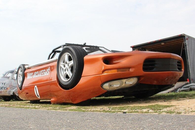 O Camaro de corrida, porém, é apenas uma "casca" montada de ponta-cabeça. Por baixo dela há outro carro, que nada lembra o esportivo americano