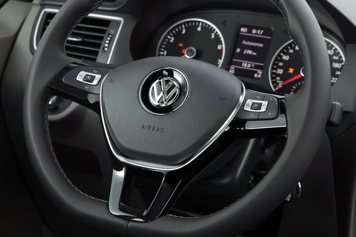 Outra novidade interessante no Fox 2015, mas novamente restrita à versão Highline, é o volante igual ao do novo Golf. Seu formato (de base achatada e pegada esportiva) tem ótimo encaixe para as mãos e traz comandos do som e do computador de bordo (I-System), além de revestimento em couro e acabamento que imita "black piano"