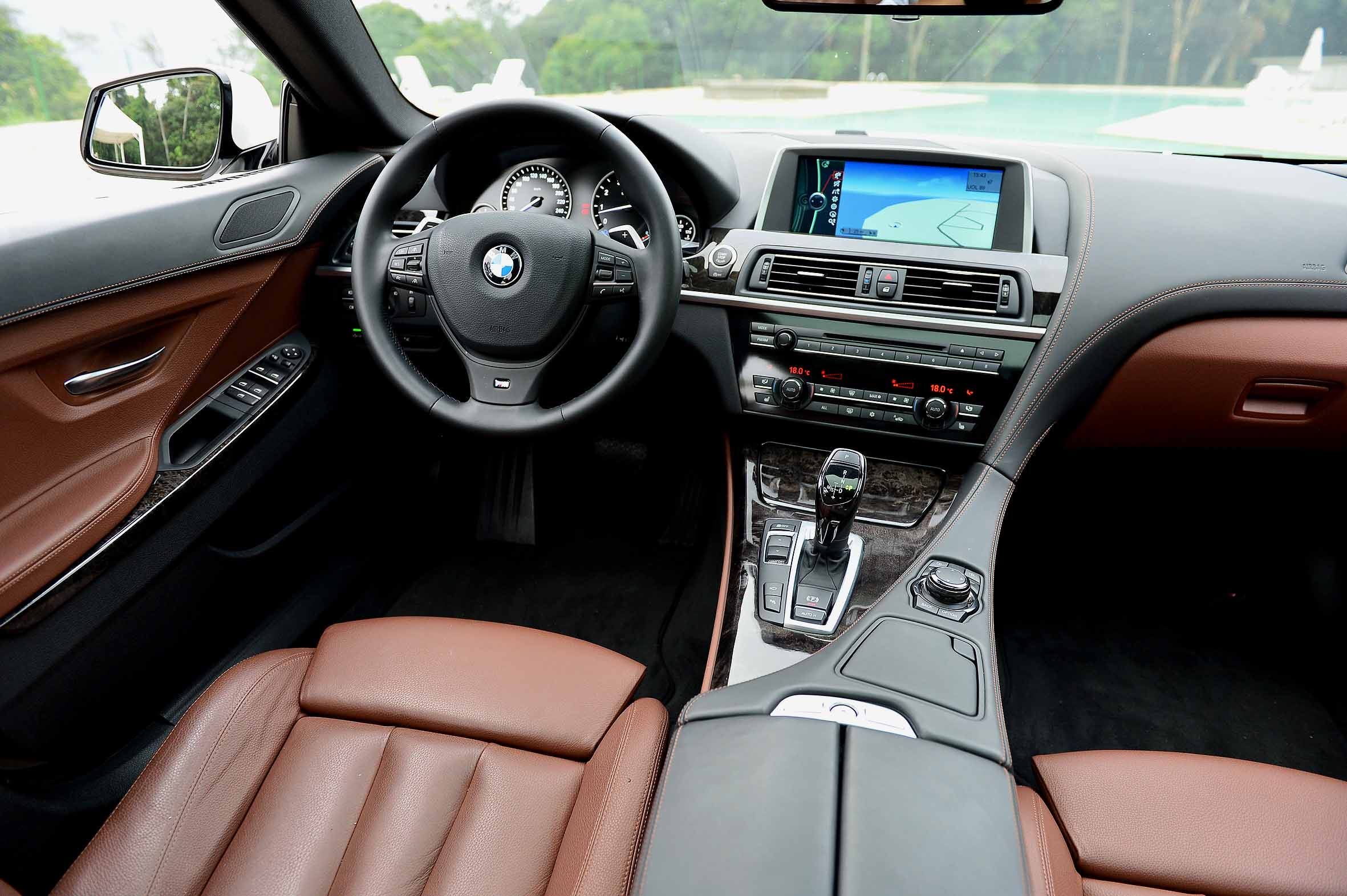 O interior com console assimétrico estreou no novo BMW Z4