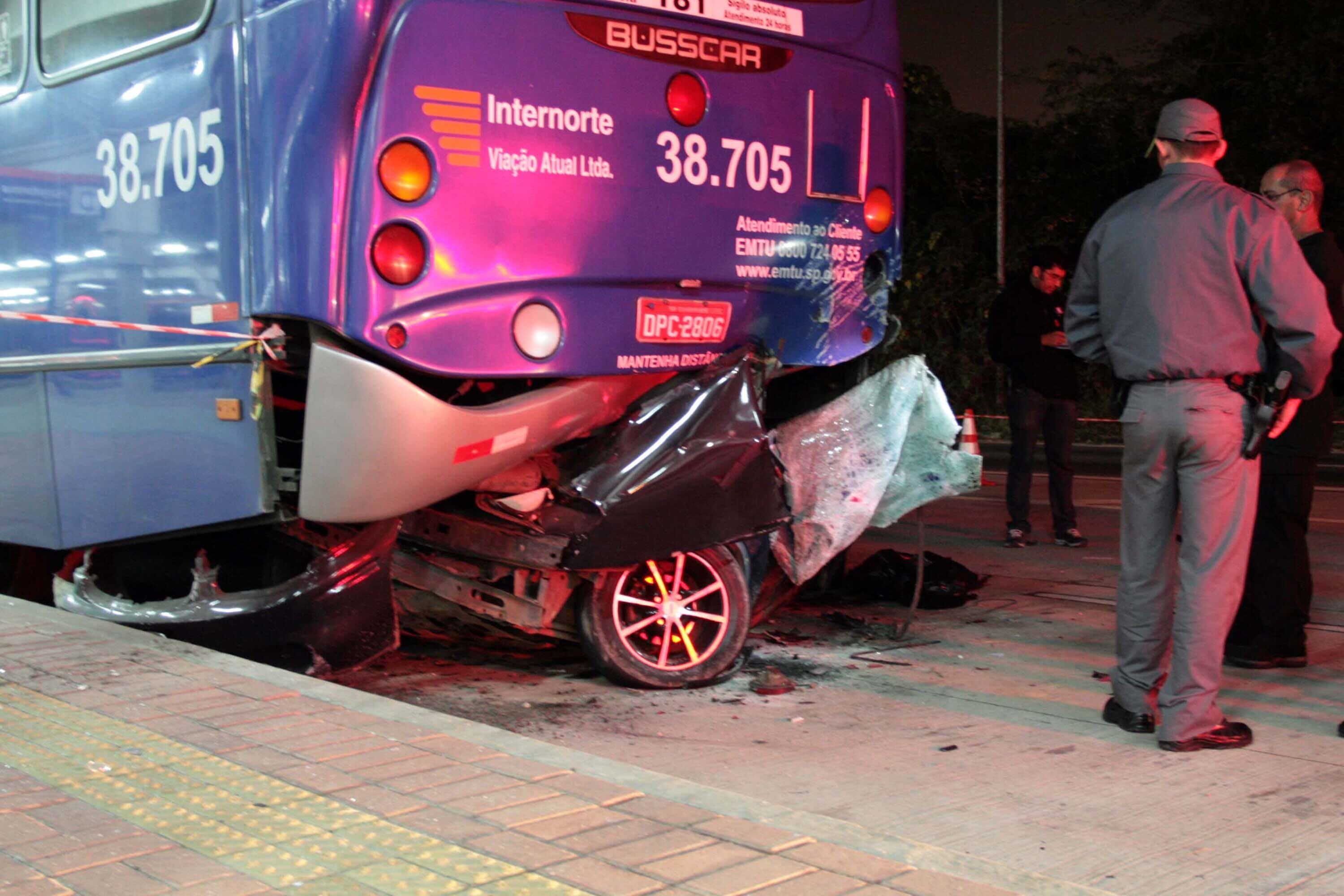 Carro bate violentamente na traseira de ônibus em Guarulhos