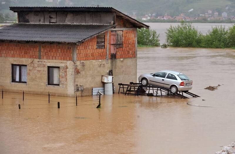 Em Sarajevo,
na Bósnia e Herzegovina, um homem estacionou seu carro em lugar
improvisado para protegê-lo da enchente que alagou vários pontos da cidade