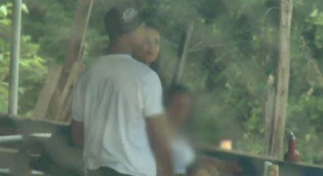 Bruno, condenado a 22 anos de prisão. Em bar com mulheres e cerveja