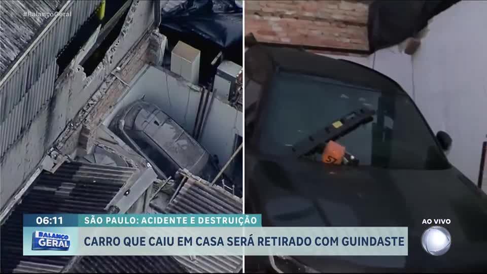 Carro que caiu em casa será retirado com guindaste