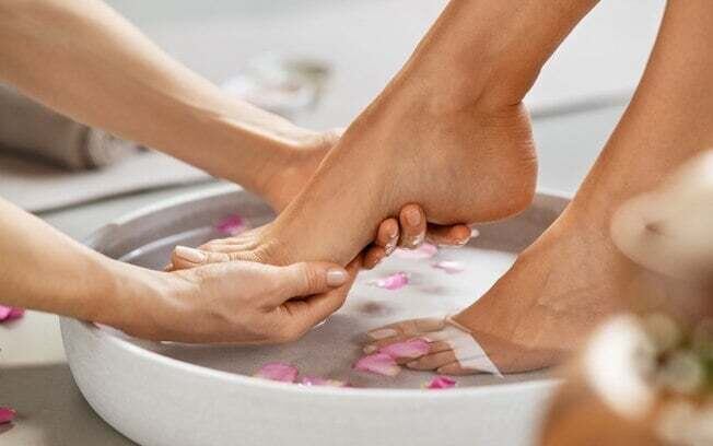 5 cores de esmalte ideias para pés de pele negra