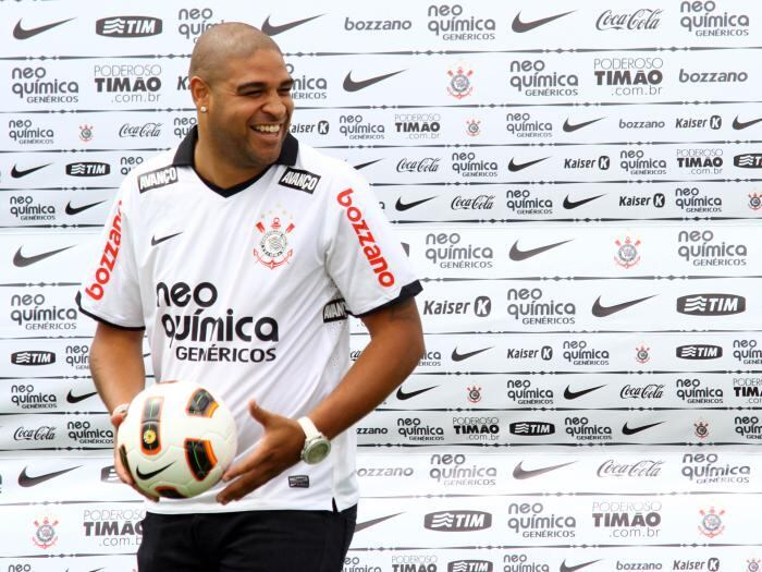 Depois de passar pela Roma, Adriano
foi apresentado no Corinthians em 2011
