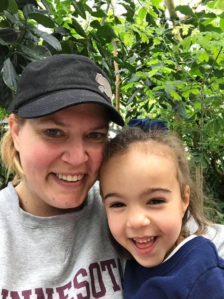 RE dirigi a bicicleta com os ombros e consegue se manter equilibrada.
Ela diz que sente que está voando.

A
menina também explica que sua parte favorita de andar de bicicleta é pedalar,
por causa da rapidez com que ela pode fazer as rodas girarem