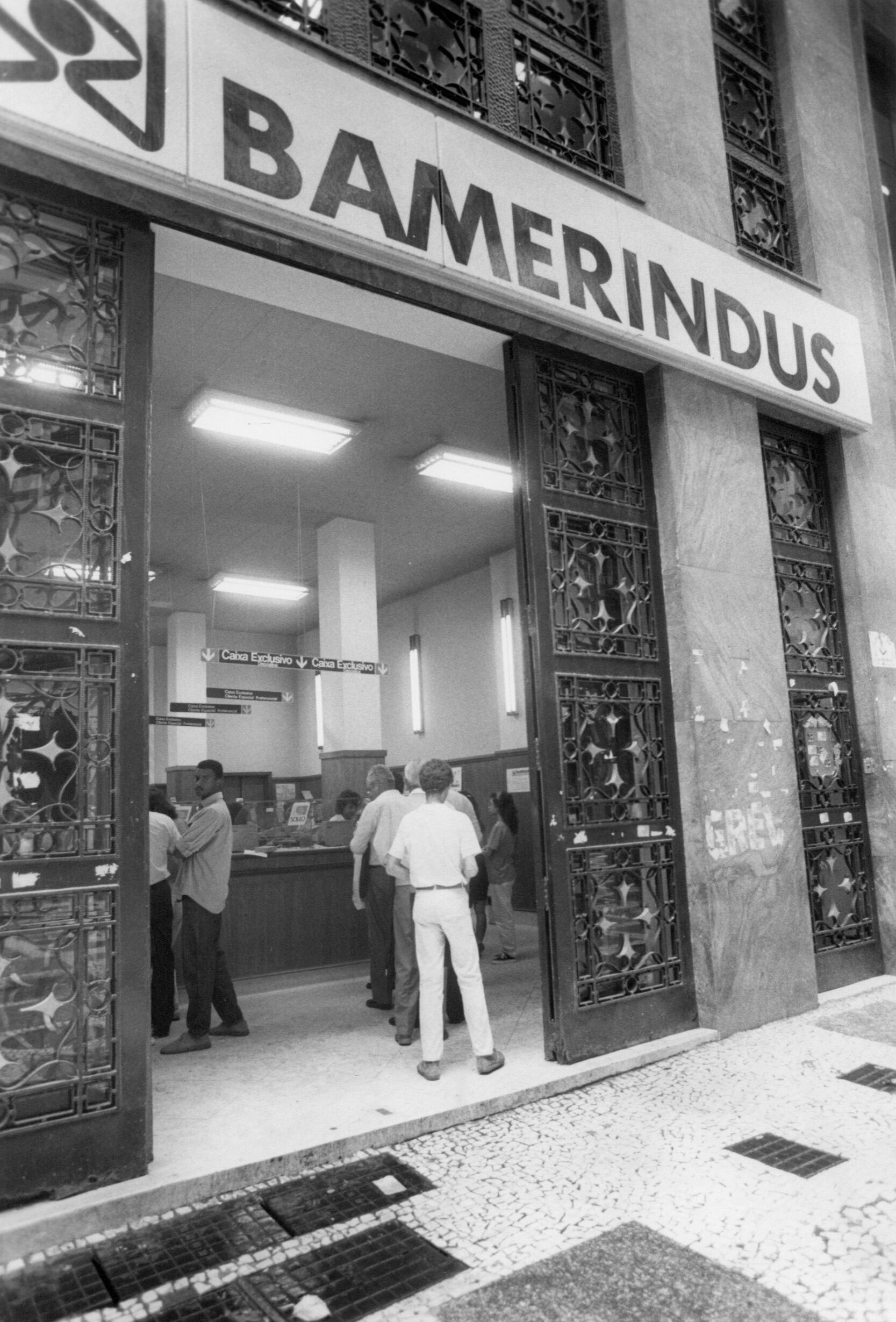 Bamerindus: se você tem mais de 20 anos, certamente já ouviu o comercial “o tempo passa, o tempo voa, e a poupança Bamerindus continua numa boa...” Bem, a realidade não foi tão generosa quanto a ficção. Uma das maiores instituições financeiras do Brasil nos anos 70 e 90, o Bamerindus entrou em decadência a partir dos anos 90 e, mesmo com a ajuda do governo federal, “quebrou” em 1997 e foi assumido pelo HSBC, que desembarcava no País