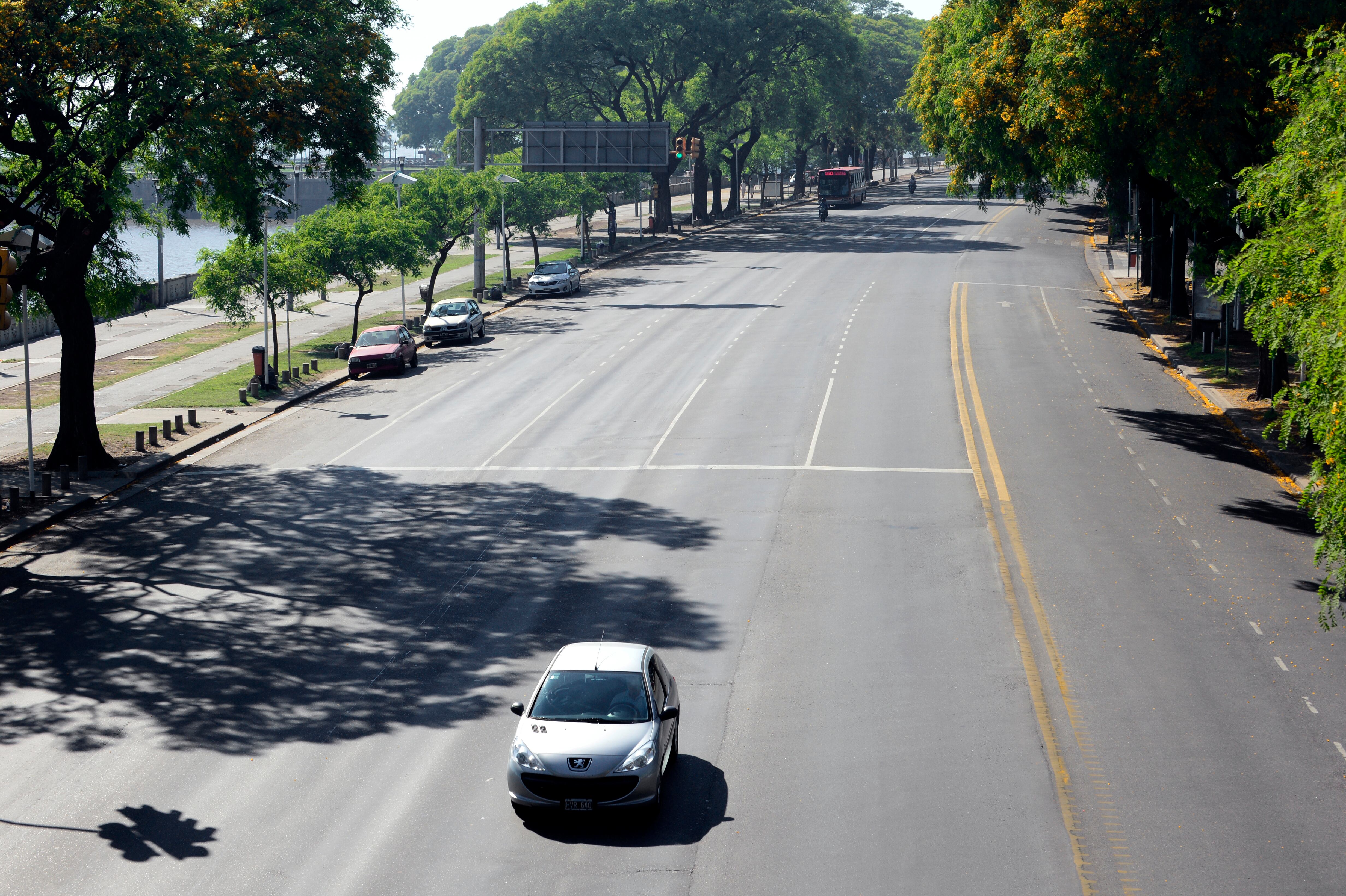 Enquanto as ruas de Buenos Aires, como a avenida Costanera Rafael Obligado, estão vazias, a presidente Cristina Kircher pede em seu Facebook que os trabalhadores argentinos sejam responsáveis para que a fome não volte a assolar o país
