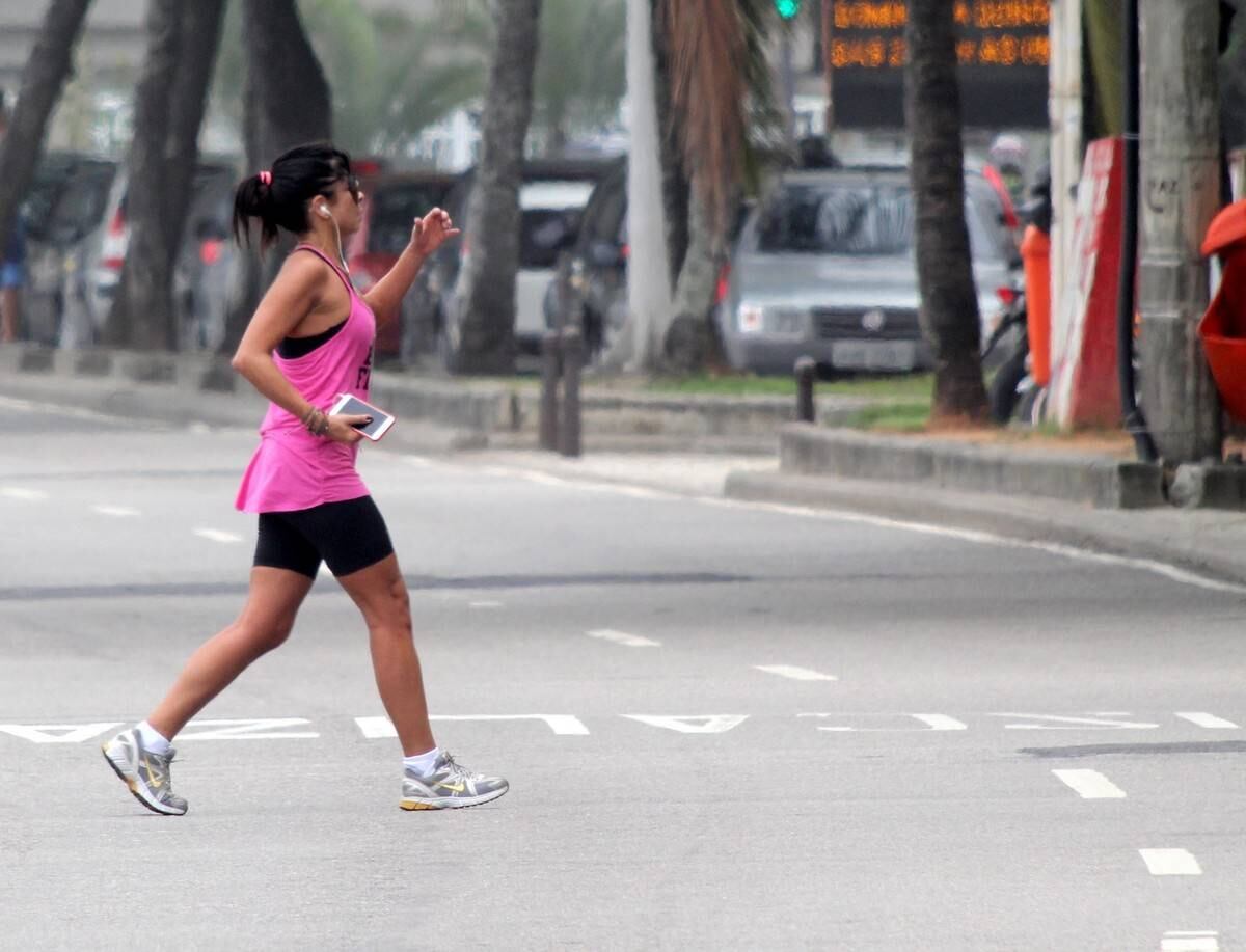 Anna Lima é clicada durante exercício físico nesta segunda-feira (26)