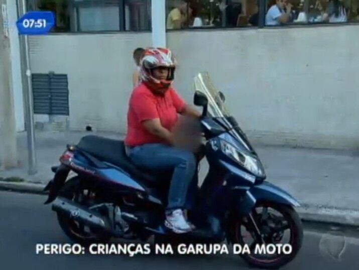 O São Paulo no Ar falou sobre os riscos de levar
crianças em motos fora dos limites da lei, e ainda ensinou a forma correta de
transitar com elas sobre duas rodas. Navegue pela galeria e descubra a melhor maneira
+ SP no Ar ensina em reportagem especial como motoqueiros podem evitar acidentes
+ Saiba como se proteger em casos de roubos de motos
+ Veja a maneira correta de transportar crianças em motos