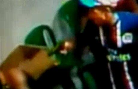 Câmera gravou momento em que criminoso aponta arma para mulher com bebê no colo