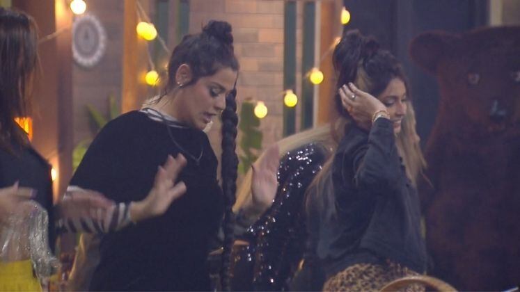 Passinho

Eles sabiam todas! Ao som de Invocada, de
Ludmilla e Léo Santana, Ivy e Gabi comandaram a coreografia na pista de dança e
foram acompanhadas pelos outros casais