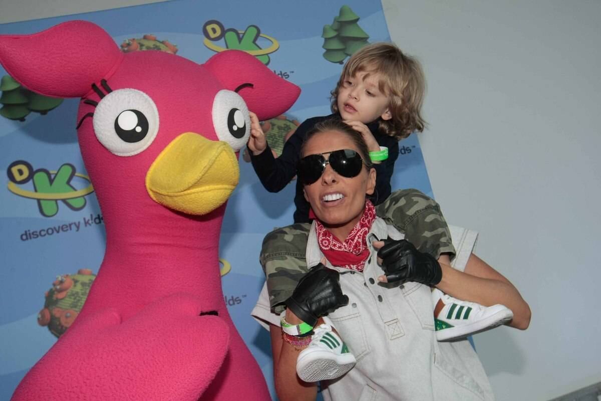 Galisteu levou o filho para ver os personagens do infantil