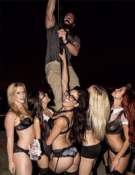 Dan Bilzerian é o ricaço do pôquer! O cara não faz nenhuma questão de
esconder a sua vida boa! O playboy sempre posta fotos das suas
ostentações e, claro, de mulheres gatas! Dessa vez, Dan deixou muitos
seguidores com inveja ao publicar uma imagem em que está cercado de
mulheres que estão apenas de lingerie...