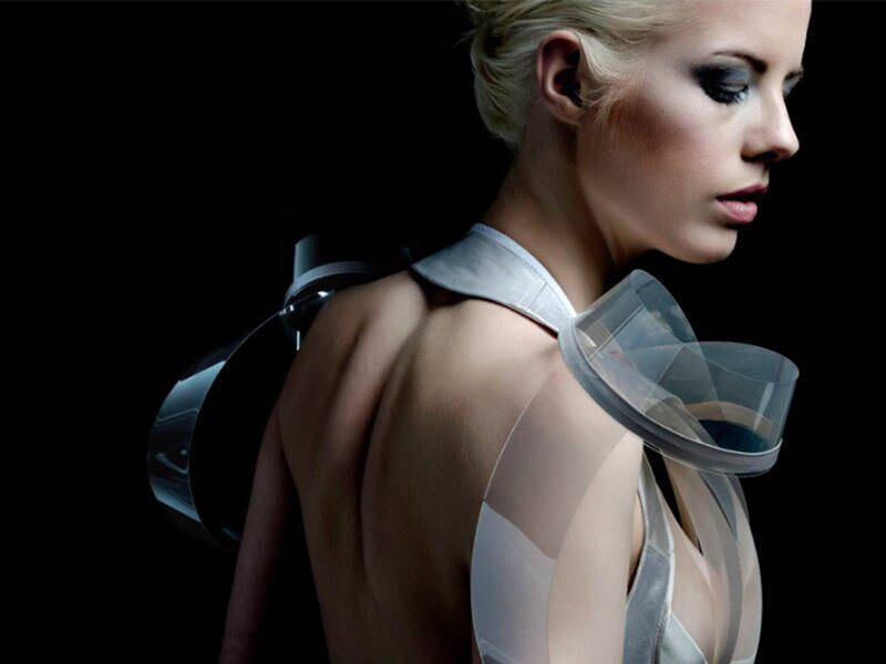 Apesar das descrições vagas do projeto no site do estúdio, pelas fotos não é difícil descobrir que a principal função de uma roupa dessas envolve sensualidade e jogos sexuais. Até porque diversos estímulos aumentam a frequência cardíaca humana, como exercícios físicos e o medo, e usar uma roupa dessas na roupa provavelmente envolveria situações inesperadas. Uma das dicas do Studio, é utilizar o INTIMACY "no tapete vermelho", o que parece uma boa dica para estrelas mais desavergonhadas