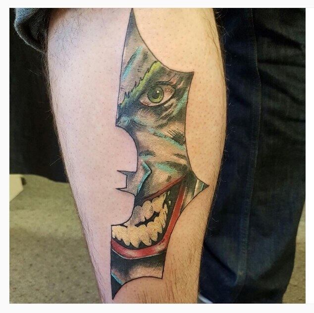 Mais uma tatuagem bem maneira do Batman e do Coringa, o Joker, o palhaço...