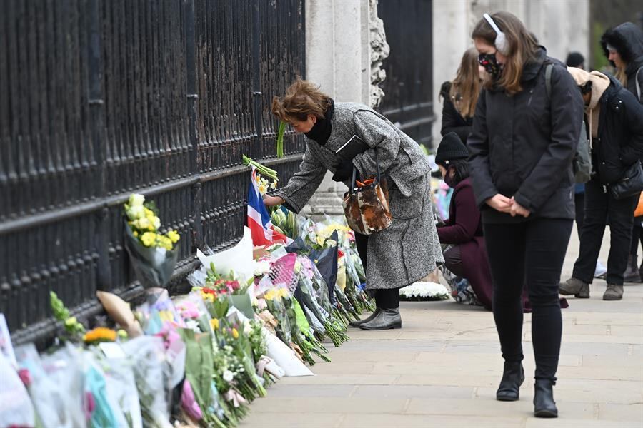 Britânicos depositam flores diante do palácio de Buckingham em homenagem a Philip
