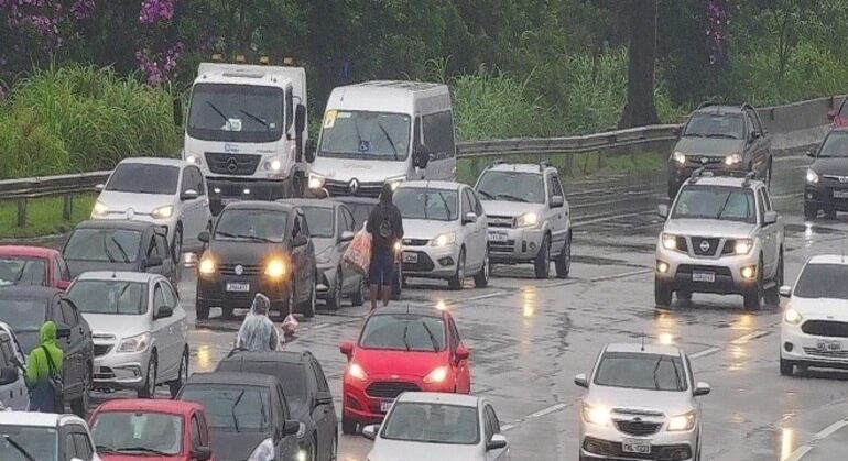 Trânsito lento na altura do km 32 em direção ao litoral paulista