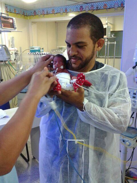 Em um outro exame,
Hildeane descobriu que o terceiro embrião também havia vingado e, além disso,
os outros dois haviam se multiplicado.  

— Eu fiquei muito
tensa. Parecia que tinham aplicado uma anestesia em mim. Eu só conseguia pensar:
“Jesus, o que vamos fazer?”. Um já é difícil, cinco então. Eu chorava muito, porque
não sabia como ia cuidar, como ia comprar as coisas. No começo foi muito difícil