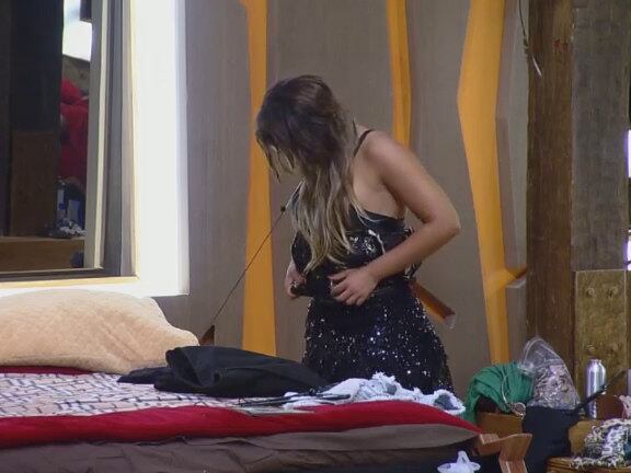 E após a festa terminar a ex-panicat foi para o quarto se troca


+ Heloisa Faissol bebe demais, não segura e faz xixi na saia no meio da Festa Cinema Mudo

+ "O meu erro aqui foi ter sido 100% eu!", diz DH Silveira para Babi Rossi

+ É o fim da parceria? Andréia fica alterada, ataca Babi e se joga no chão chorando

+ Festa Cinema Mudo! Saiba detalhes dos bastidores

+ Festa Cinema Mudo: Veja figurinos dos peões

+ Em disputa da Prova da Chave Especial, Helô fatura o Poder da Arca

+ Reta final! Veja quais peões já escaparam da Roça

+ Revelado o mistério! Bruna Tang explica o significado do seu sinal

+ Beijoqueiros! Relembre os melhores beijos da sétima edição da Fazenda e vote no seu preferido

+ Vai para a balada no fim de semana? Confira as dicas de make das peoas da Fazenda
