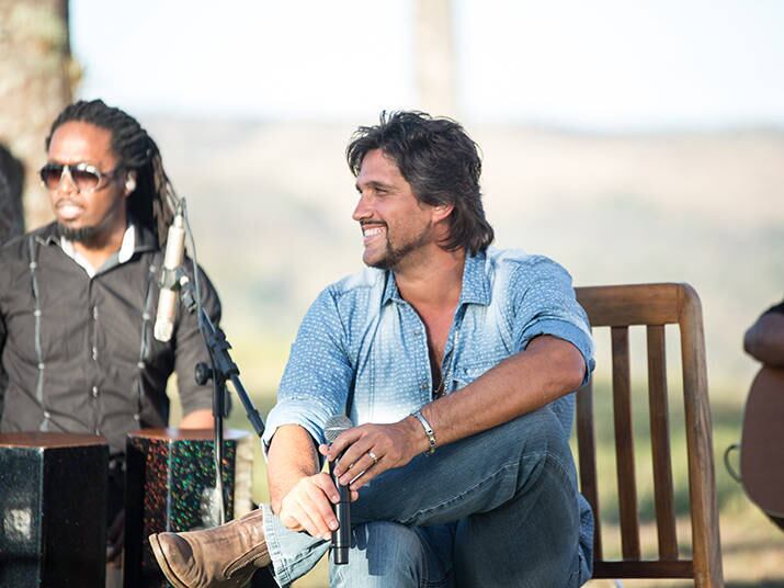 

No novo CD, Viva por Mim,  Leo compôs 8 das 13 músicas e produziu pela
primeira vez um álbum



+Você conhece esses garotinhos? Veja fotos da infância dos irmãos Victor e Leo!
+ASSISTA na íntegra a visita completa de Rodrigo Faro à fazenda da dupla Victpr&Leo