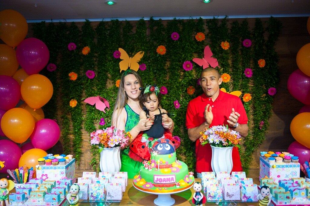 Na mesa do bolo, Zé Aldo, a mulher Viviane e  a bebê Joana posaram para os fotógrafos
