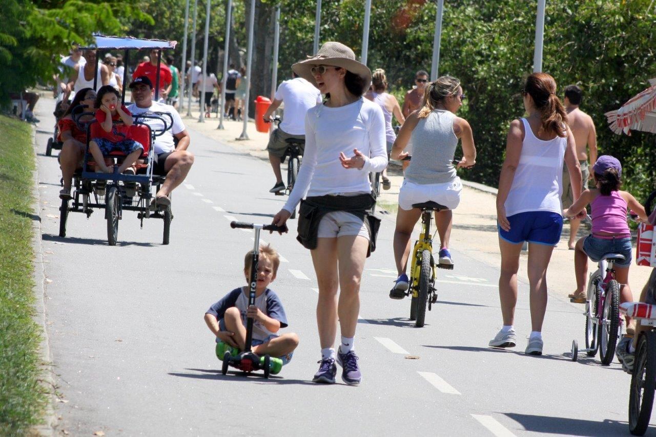 Enquanto a atriz caminhava, seu filho se divertia no patinete