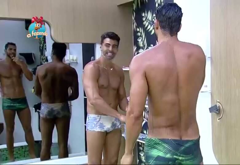 Douglas Sampaio, Marcelo Bimbi e JP Mantovani tomaram banho juntos na noite desta terça-feira (17) e aproveitaram para fazer um trocadilho com o nome do modelo acriano. Para JP, Marcelo Bimbi virou "Bambi"

+ JP compara A Fazenda com um quibe. Entenda!
+ Perrengue: Moradores da baia enfrentam chuva forte na saída da sede
+ Carla Prata deixa o frio de lado e encara banho gelado em A Fazenda


