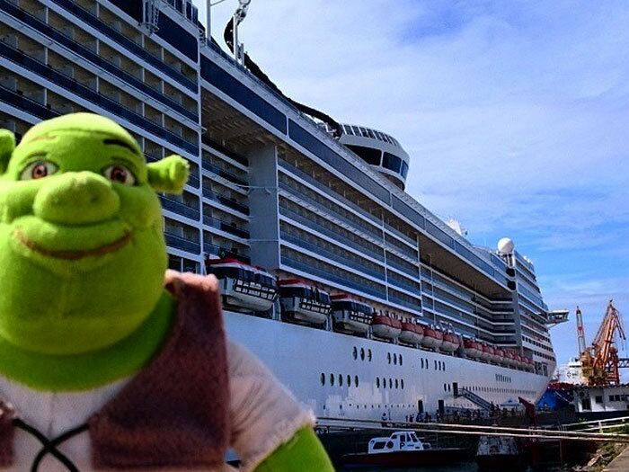 Em alto mar, Sherk posou em frente ao cruzeiro...
+ Aproveite e confira as matérias do programa Domingo Show
+ Já curtiu a página do Domingo Show no Facebook? É só clicar!
+ Siga o Domingo Show no Twitter e receba todas as notícias do programa