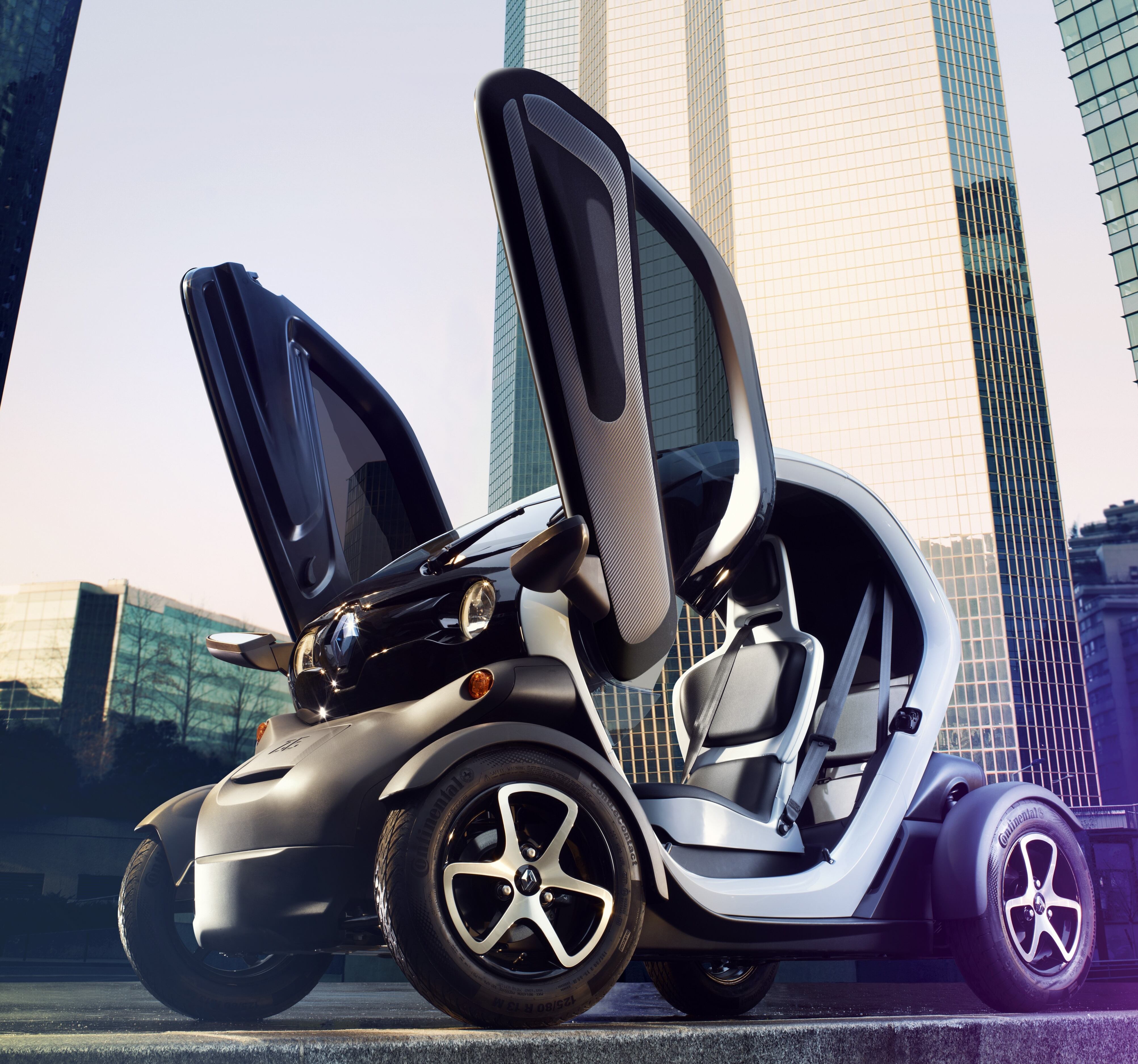 O objetivo da marca na Europa é atender ao público jovem, mas com pouco poder aquisitivo. Lá fora a Renault oferece também outros dois modelos elétricos: o Zoe e o Fluence ZE. Maior (e mais cara), a dupla não deve ser oferecida no Brasil em um primeiro momento

Saiba tudo sobre carros! Acesse www.r7.com/carros
