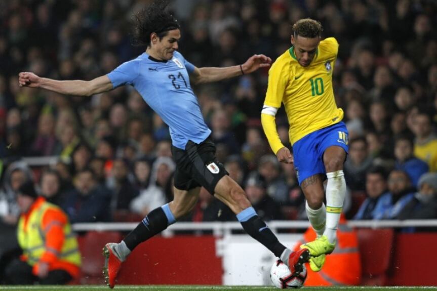 Logo em seu início no PSG, a torcida do clube já pegava no pé do brasileiro. Na disputa com Cavani para ver quem seria o cobrador oficial de pênalti, os torcedores ficaram do lado do uruguaio. Em uma ocasião, Neymar ignorou os pedidos da torcida, que queriam que Cavani cobrasse uma penalidade, na partida contra o Dijon. O gol faria com que o uruguaio se tornasse o maior artilheiro do PSG.