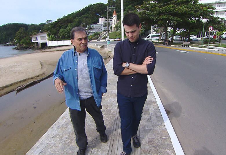 Bacci pergunta a Dedé
se ele perdeu muito dinheiro e se já teve problemas com Chico Anysio. Sobre
amizades na TV, desabafa: “Quando você está no auge, você tem 500 amigos. Quando você cai um pouquinho, as
pessoas parecem que se escondem. Isso dói"