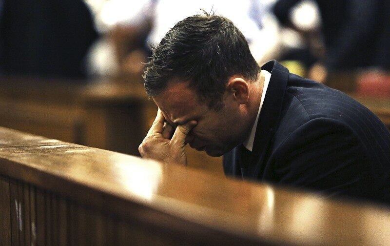 O atleta Oscar Pistorius reage
ao ouvir a juíza Thokozile Masipa ler o veredito de seu julgamento em tribunal de Pretoria, na África do Sul. Ele
foi declarado culpado na acusação de homicídio culposo de sua namorada, a
modelo Reeva Steenkamp