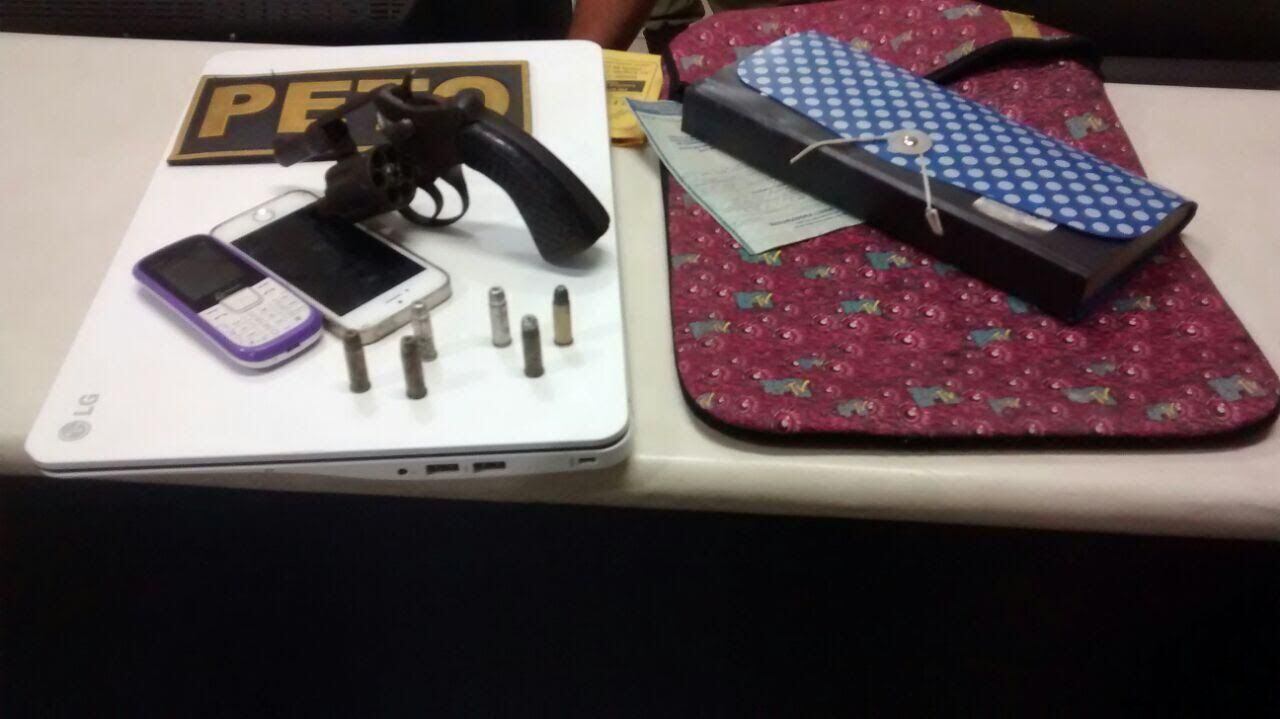 Arma utilizada no crime e os objetos roubados