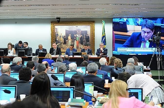 Após rejeição de relatório, deputados discutem novo parecer