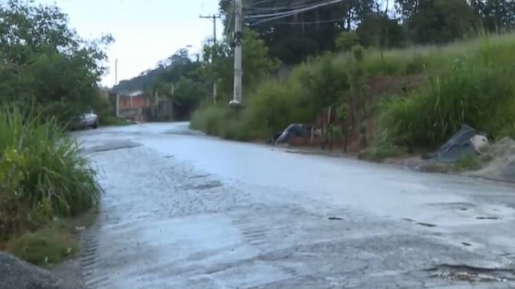 Partes do corpo da vítima foram encontrados em uma estrada deserta em Suzano (SP), ao lado de um bilhete, que pode levar as autoridades até a solução do caso