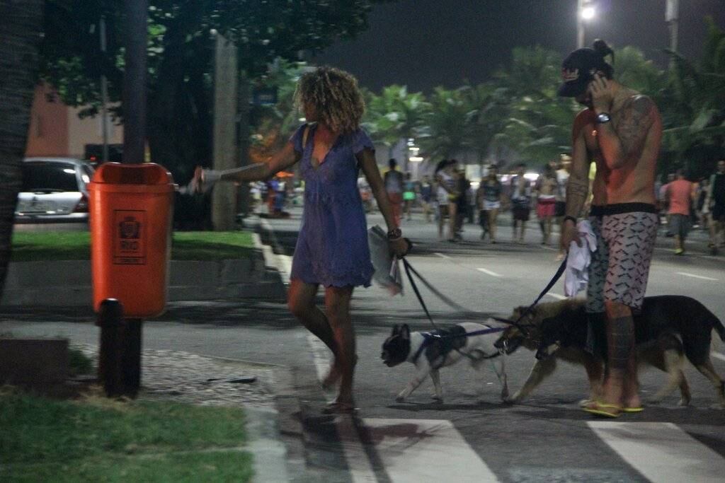 Sheron Menezzenes caminha com namorado e cachorros em Ipanema, no Rio de Janeiro