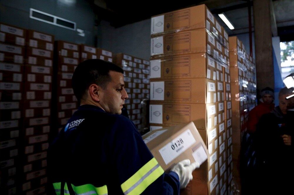 Equipes dos correios argentinos trabalhavam para distribuir as urnas nesta sexta-feira (23)