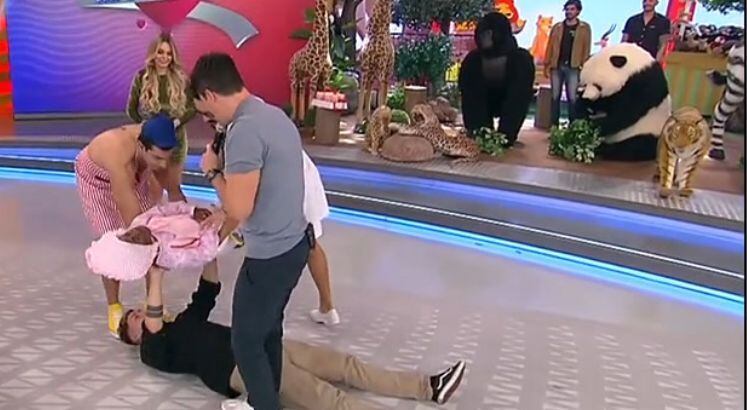 Murilo quis mostrar uma habilidade um tanto duvidosa para conquistar uma gatinha no programa. O candidato mandou uma espécie de flexão invertida com a ajuda de Pigmeu