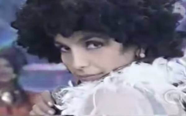 Ivete Sangalo já mostrava que era cara de
pau lá nos tempos do Planeta Xuxa. A cantora decidiu fazer uma apresentação em
inglês. Ivete errou tudo e deixou a música I Will Survive com um jeitão só seu