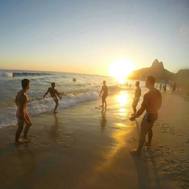 Em Solteiro no Rio de Janeiro, a banda Cidade Negra canta a maneira leve e solta do carioca levar a vida. "Solteiro no Rio de Janeiro, parado em qualquer praia, sou solto em qualquer lugar." Ouça aqui