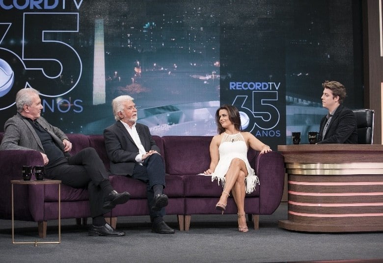 Orgulhosa do trabalho que tem feito na bancada do Jornal da Record e na reportagem da emissora, Adriana fala com propriedade sobre o diferencial do jornalismo do canal

• VÍDEO: Domingos Meirelles, Celso Freitas e Adriana Araújo participam do Programa do Porchat nesta terça (25)
