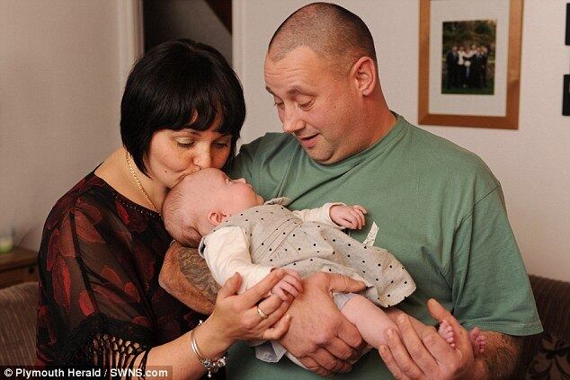 Os pais Gina e Dan, de 39 anos foram informados que a menina passaria a vida em uma cadeira de rodas. Mas agora, com dois anos, Frankie desafiou as expectativas, já dá passos e pode ter um futuro muito melhor