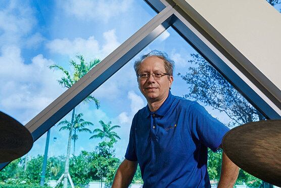 Jean-Christophe Giron

Giron inventou uma janela "inteligente". A janela tem um vidro eletrificado que é capaz de converter os raios de sol em calor para aquecer casas no inverno. 
