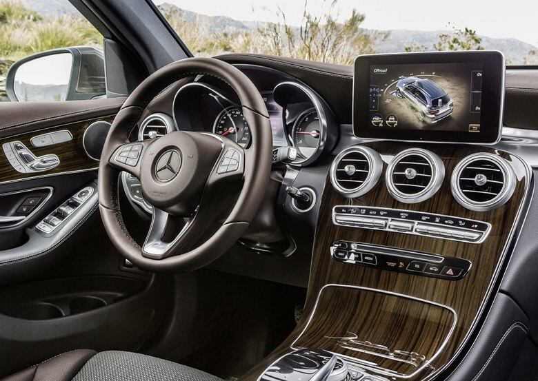 Apesar das críticas, o GLC também usará a central multimídia da Mercedes-Benz caracterizada pela tela de LCD que flutua sobre o painel e lembra um tablet. Há dois visores, ambos não-sensíveis ao toque, com 7 ou 8,4 polegadas. A operação é feita por um joystick no console entre os bancos — onde normalmente fica a alavanca do câmbio