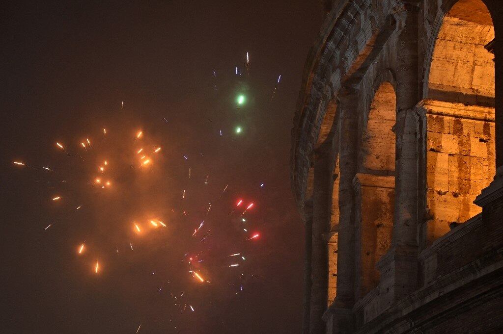 Com o Coliseu de Roma em destaque, os italianos receberam 2022 com fogos de artifícios e festas nas ruas da capital do país