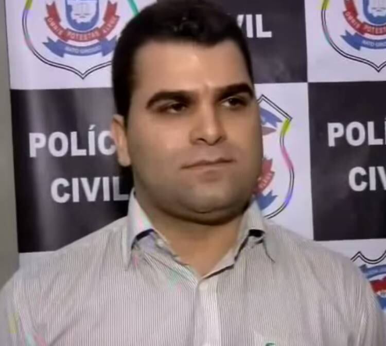 De acordo com o delegado plantonista, Rogério da Silva
Ferreira, a suspeita é de que o crime tenha sido cometido por motivos passionais.

— A suspeita planejou a ação. Ela evitou as câmeras de segurança
e as pessoas que estavam no local